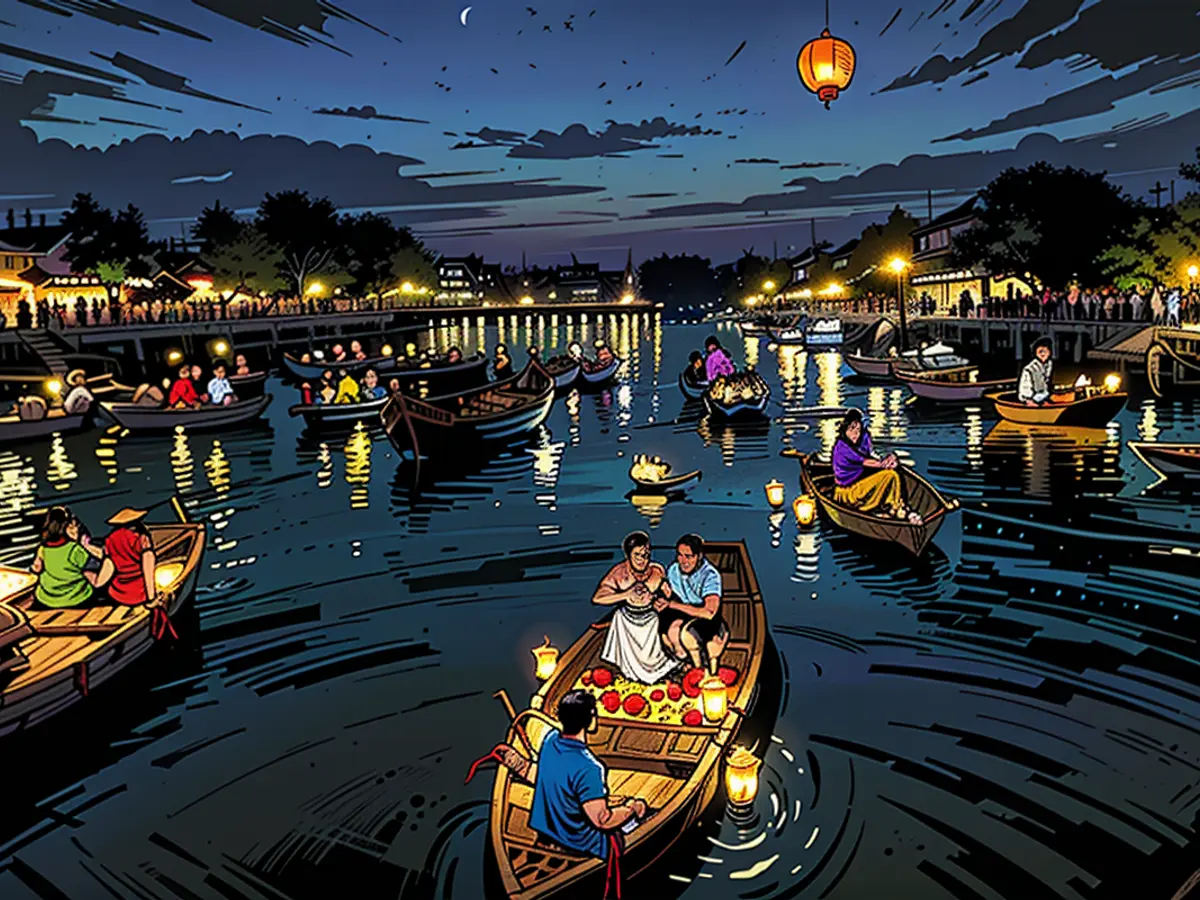 Individuali intraprendono viaggi in barca al tramonto, rilasciando lanterne di carta galleggianti come tradizione portafortuna durante il Festival della Luna Piena a Hoi An, Vietnam.