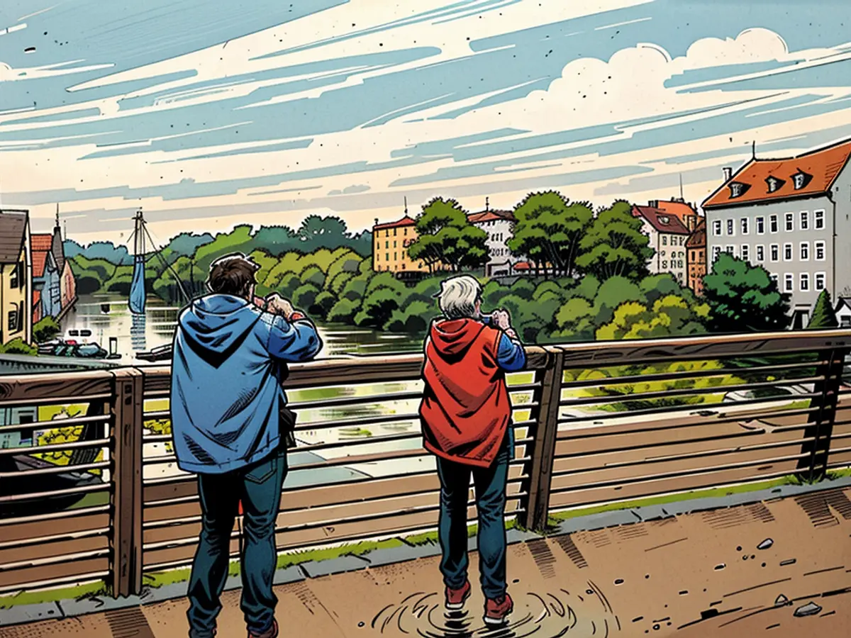 Deux individus capturent l'inondation de la rivière Nysa sur le Pont de la Ville Ancienne