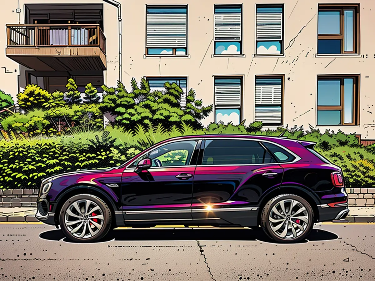 With their extended length compared to the front doors, this professional pinpoints the Extended Wheelbase (EWB) version of the Bentley Bentayga.