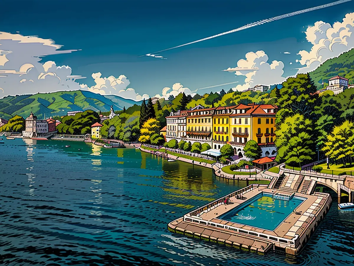 The distinctive integrated floating pool situated on Lake Como is one-of-a-kind.