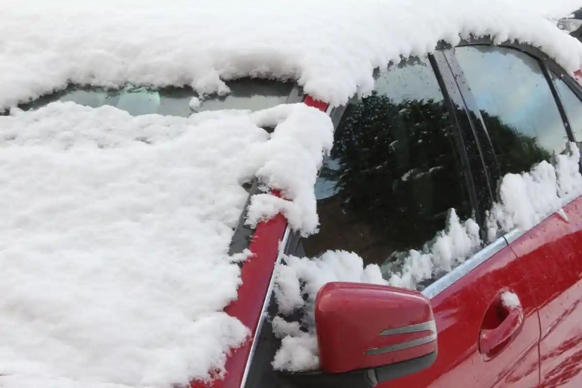 Eis Und Schneedeckewindschutzscheiben- Und -autohaube Nach Schnee