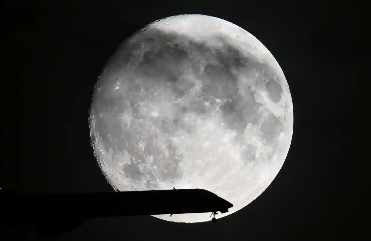 Tolle Aussicht auf den zweiten Vollmond im August, besonders im Westen