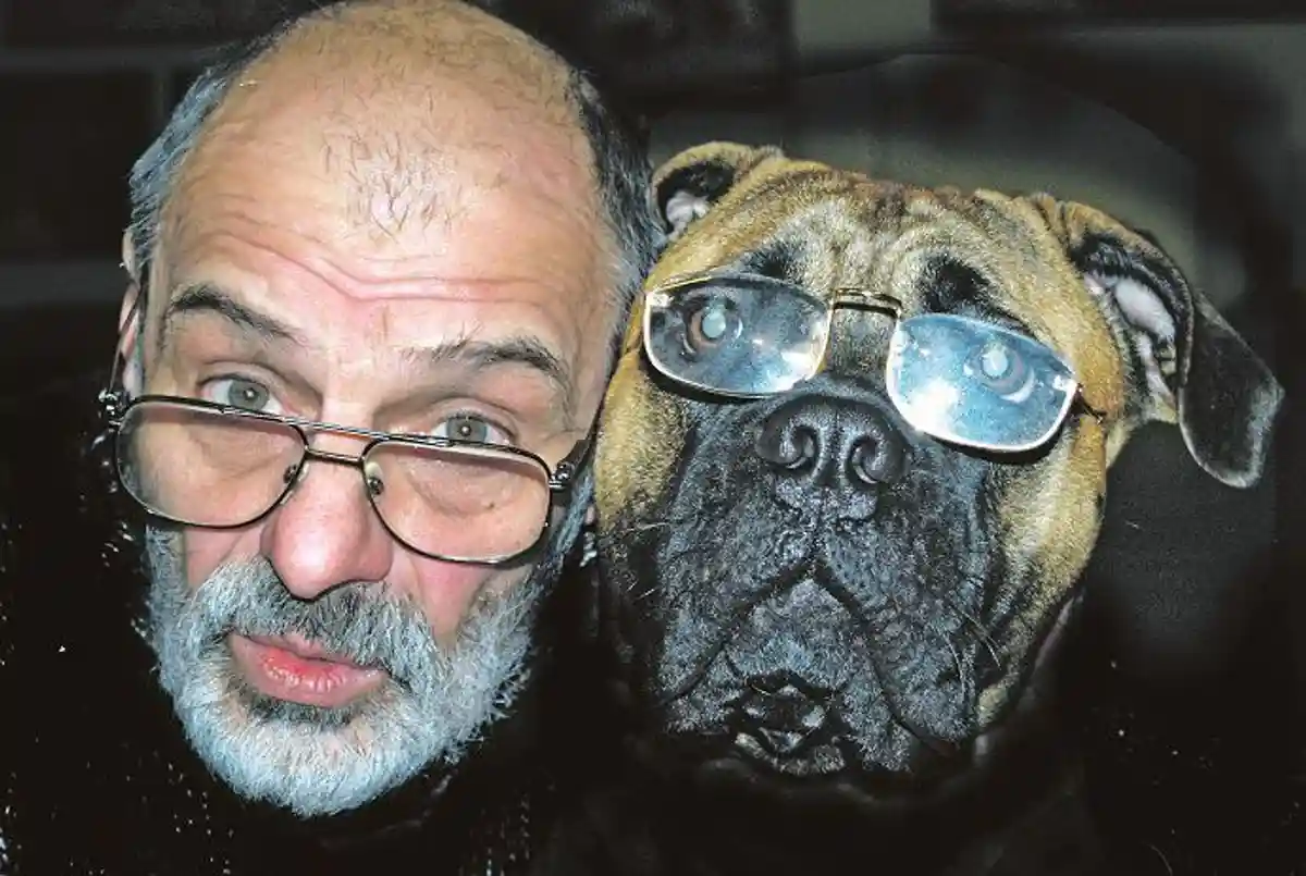 художник, скульптор и актер Юрий Соловей с собакой фото