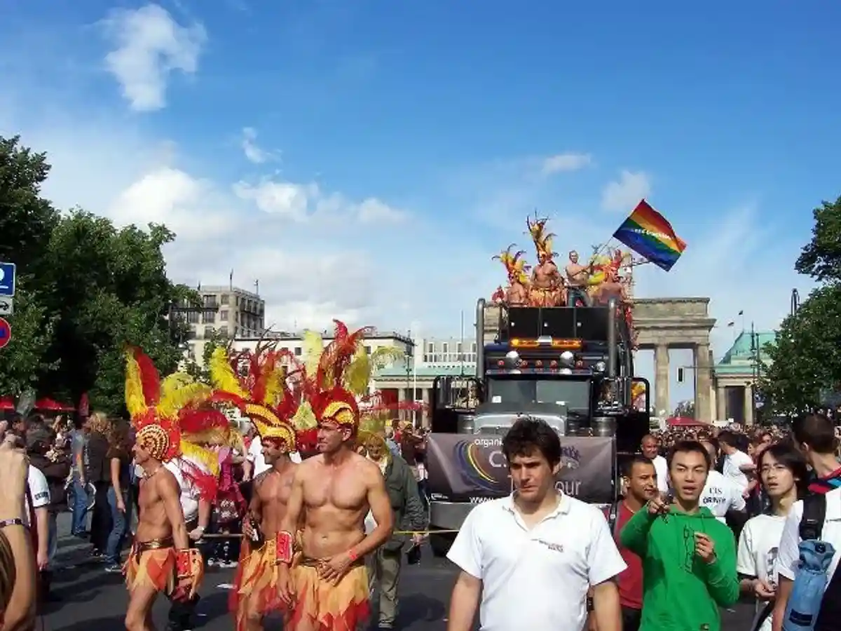 Полмиллиона геев и интересующихся собрались под Бранденбургскими воротами фото 1