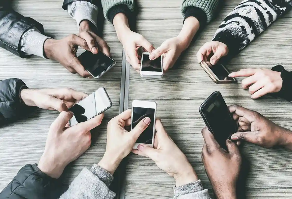 Что делать со смартфоном. Зависимость от телефона. Люди с гаджетами. Гаджет зависимость. Люди зависимые от гаджетов.