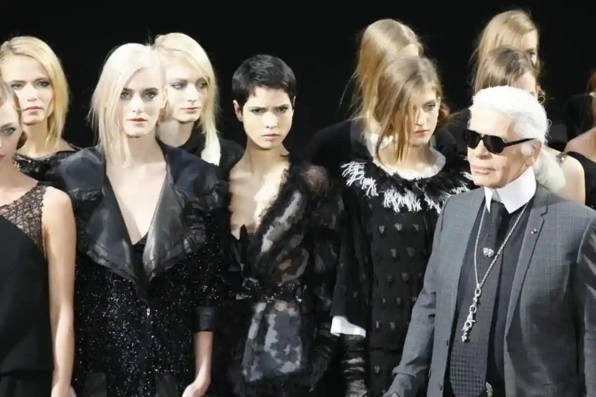 Karl lagerfeld коллекция. Karl lagerfeld коллекция. Лагерфельд и шанель. Karl lagerfeld коллекция. Karl lagerfeld коллекция.