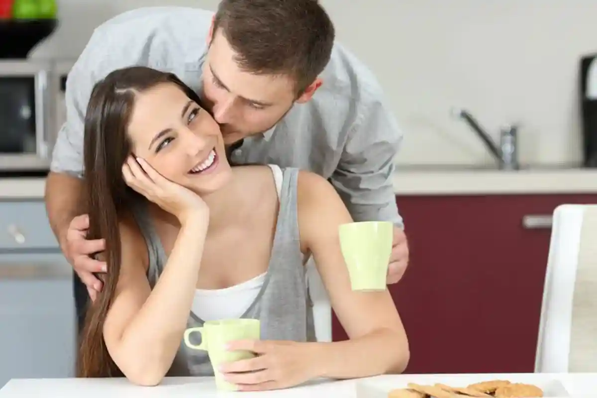 Жена делает нежный. Забота о муже. Муж заботится о жене. Муж целует жену за завтраком. Муж заботится о жене завтрак.