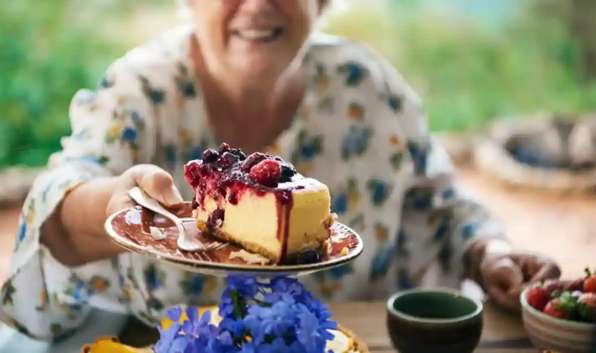 Бабушка сладостями. Бабушка с едой. Бабушка с пирогом. Бабушка угощает. Бабушка угощает пирогами.