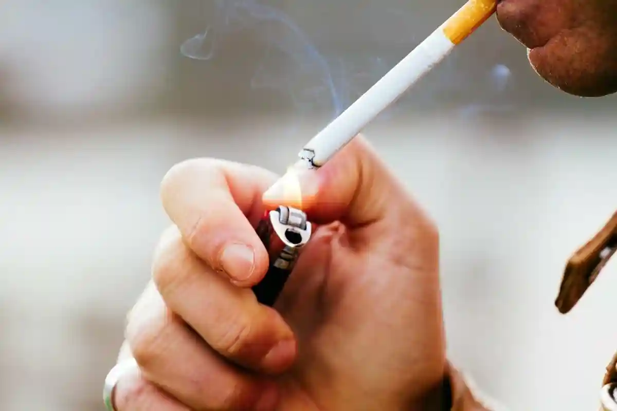 Чем грозит курение на балконе в Германии. Фото: Shutterstock.com