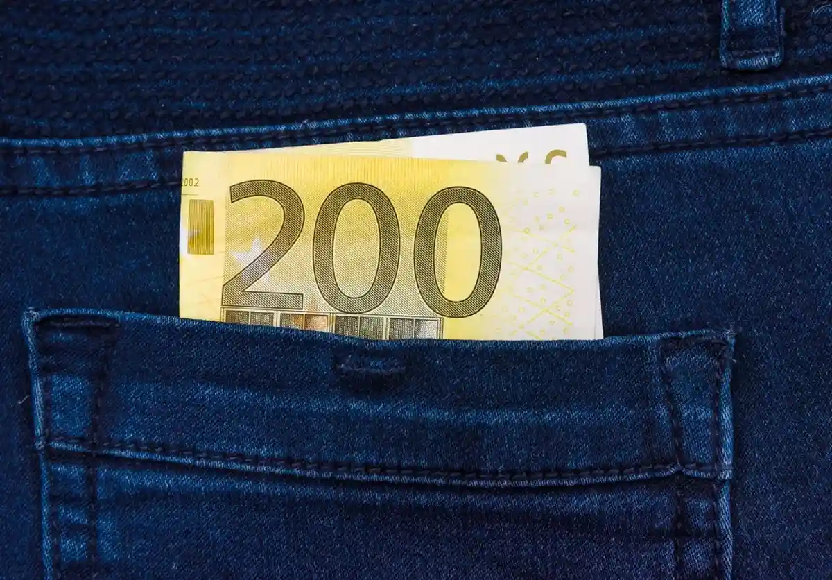 купюра 200 евро в кармане джинсов фото