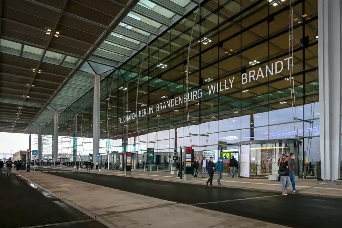 Внешний вид Терминала 1 - недавно открытого международного аэропорта Берлин-Бранденбург