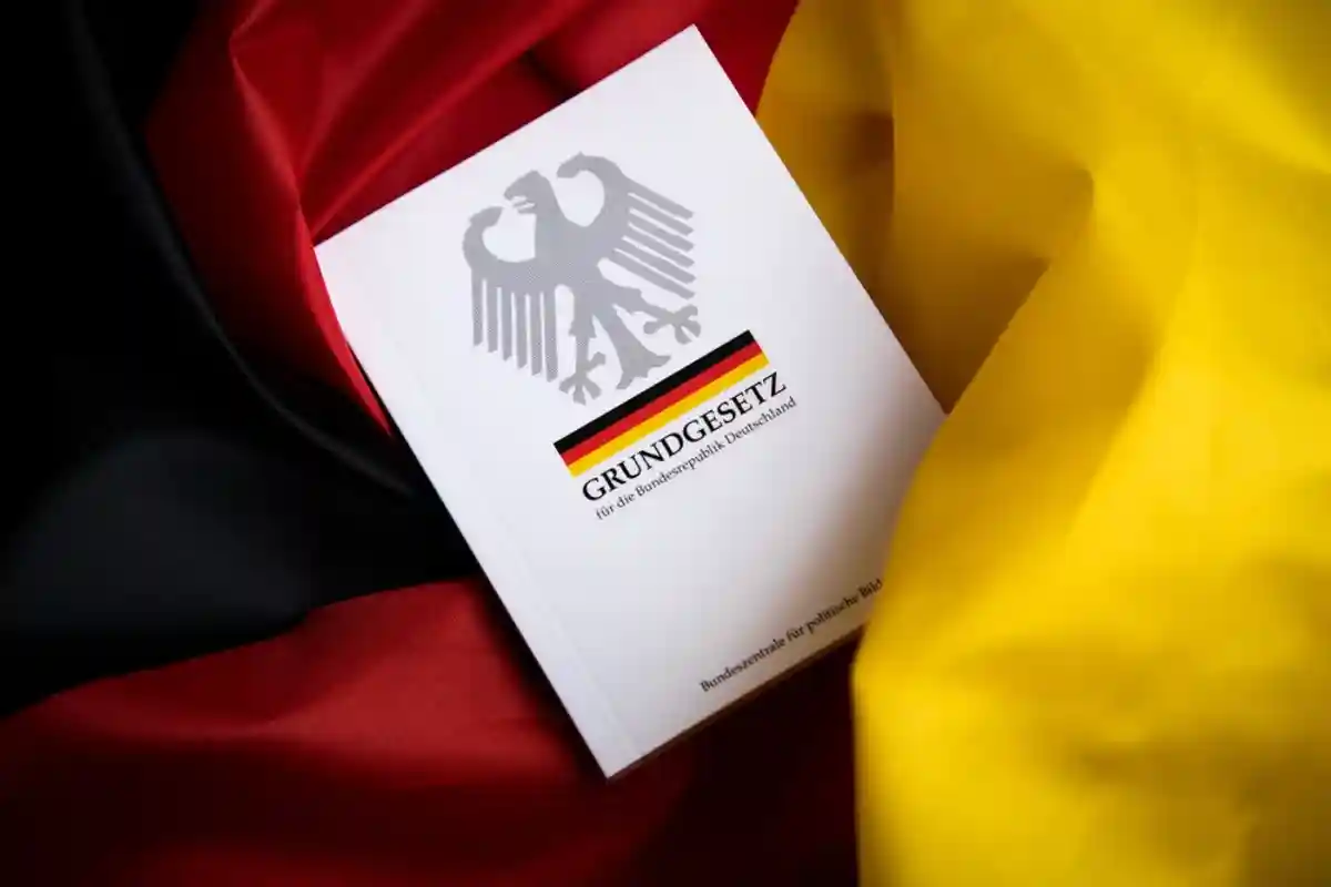 Конституция фрг. Конституция Германии. Конституция Германии обложка. Конституция Германии современная. Конституция Германии картинки.