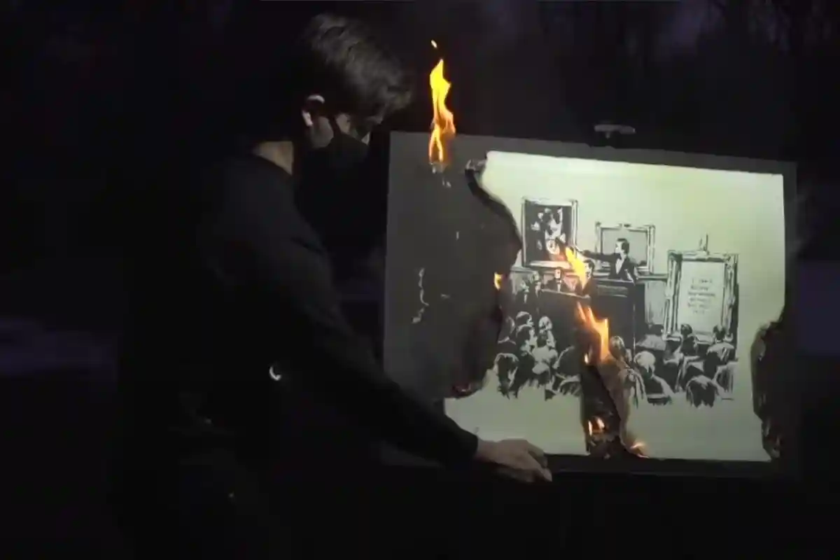 Скриншот видео “Authentic Banksy Art Burning Ceremony (NFT)”. Фото: youtube.com