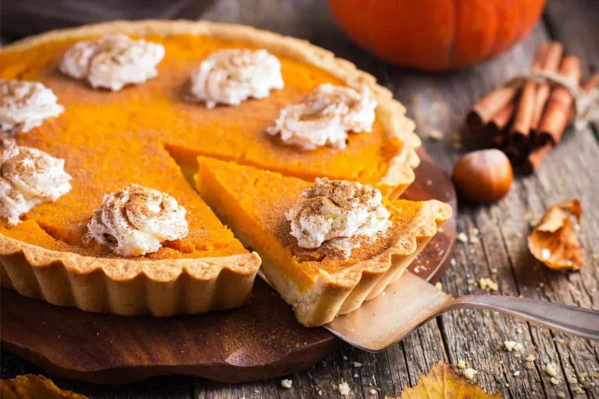 Тыквенный пирог. Фото: Anna Shepulova / Shutterstock.com