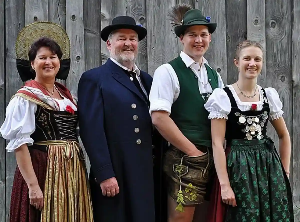Какой народ в германии. Трахтен Бавария. Национальный костюм Германии 181#. Германи народная одежда Германии. Германия Бавария костюмы национальные.