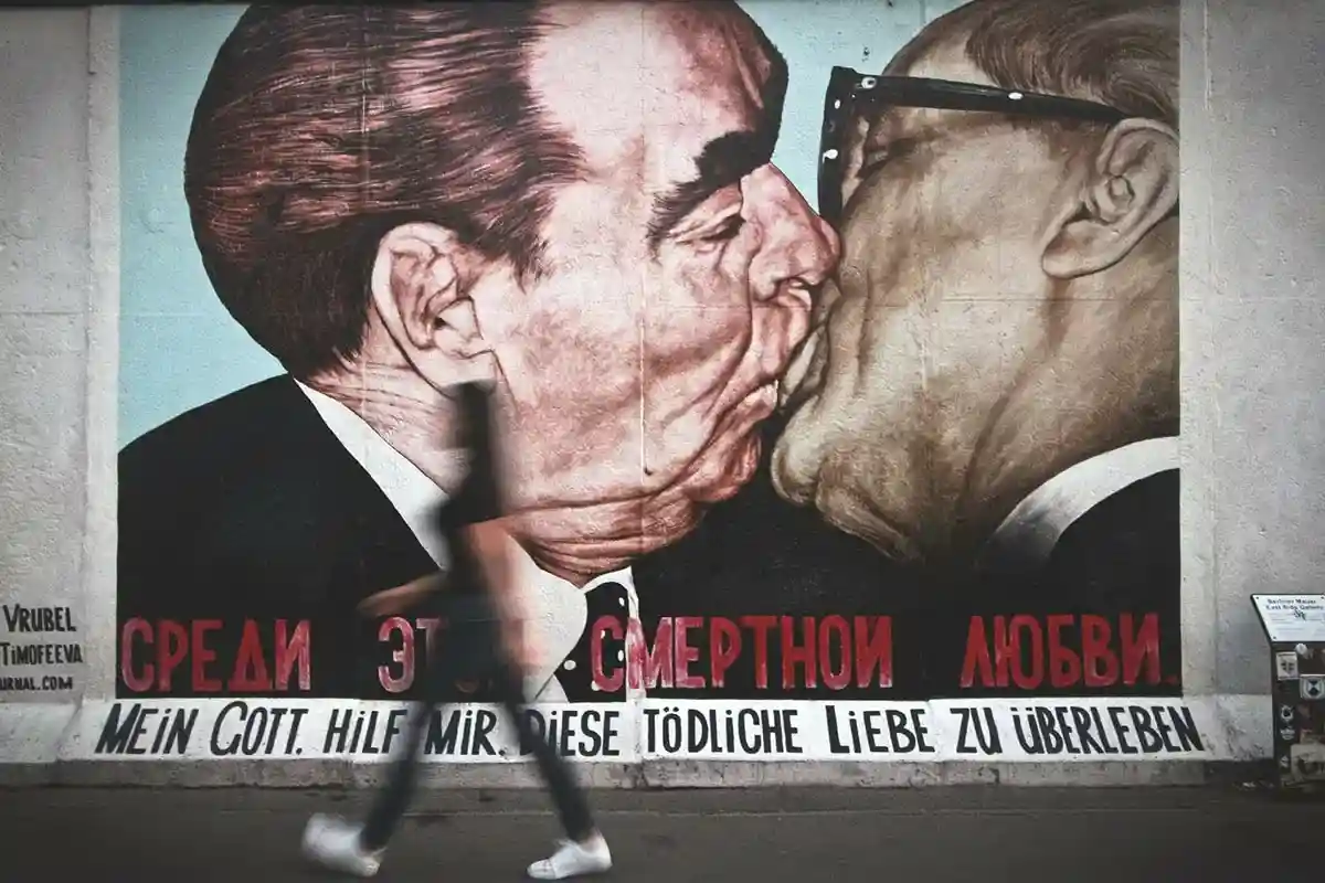 Бернауэр-штрассе с остатками Берлинской стены. Фото: Jeison Higuita / Unsplash.com