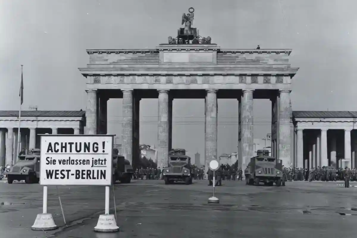 Бранденбургские ворота во времена Холодной войны.