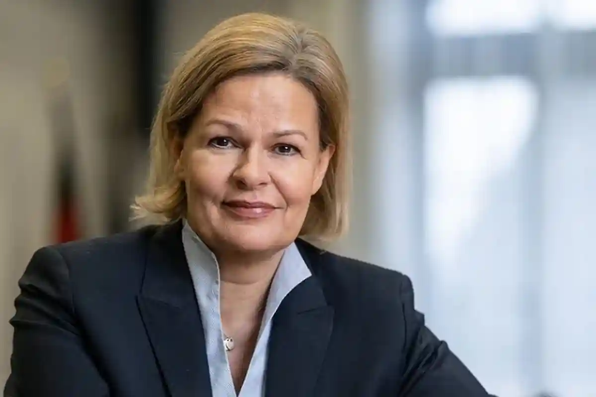 Нэнси Фэзер: Шольц продвигает верного человека