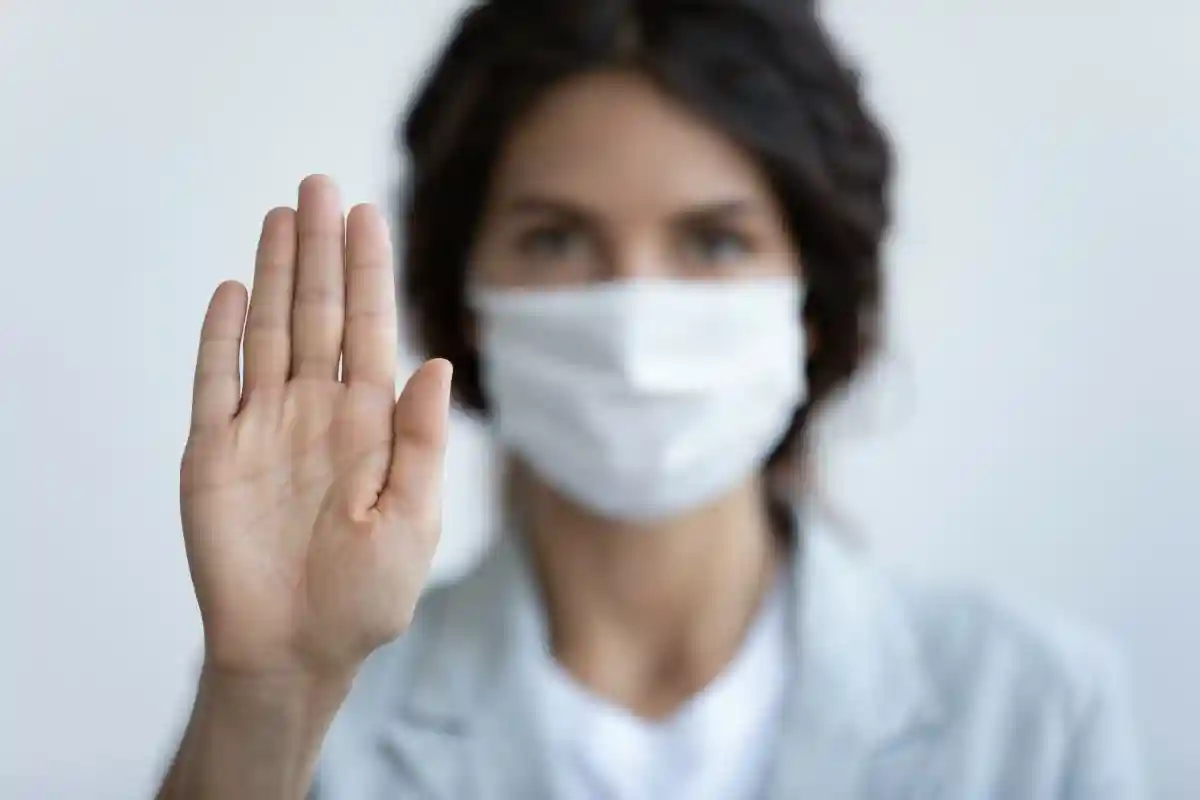 Одним из главных способов борьбы с коронавирусом Хендрик Вюст назвал ограничение контактов. Фото: fizkes / Shutterstock.com