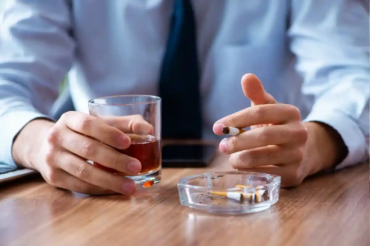 Следует избегать употребления большого количества алкоголя и курения за несколько дней до и после ревакцинации. Фото: Elnur / Shutterstock.com