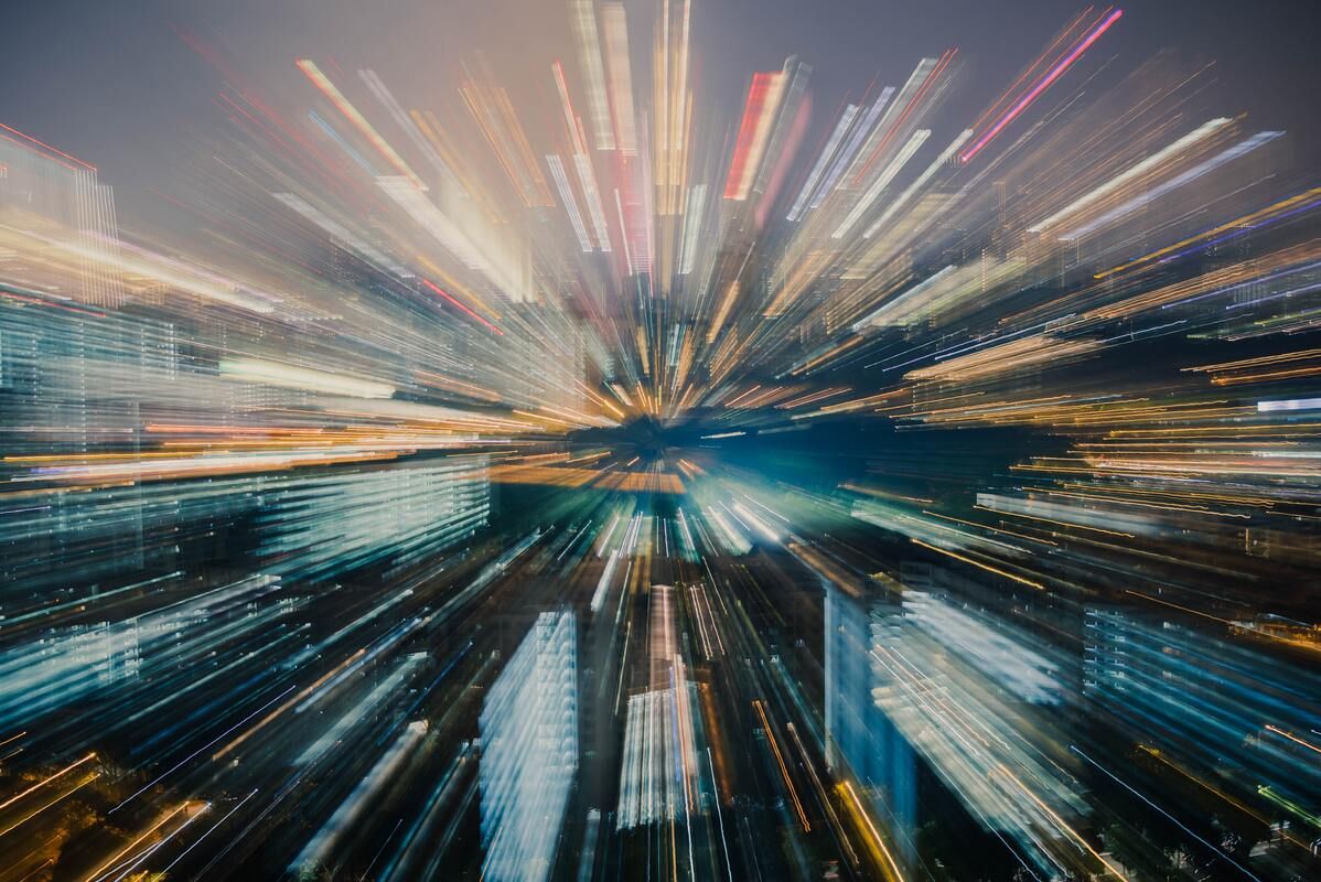 Высокая скорость транзакций — сильная сторона Solana. Фото: Chuttersnap / unsplash.com