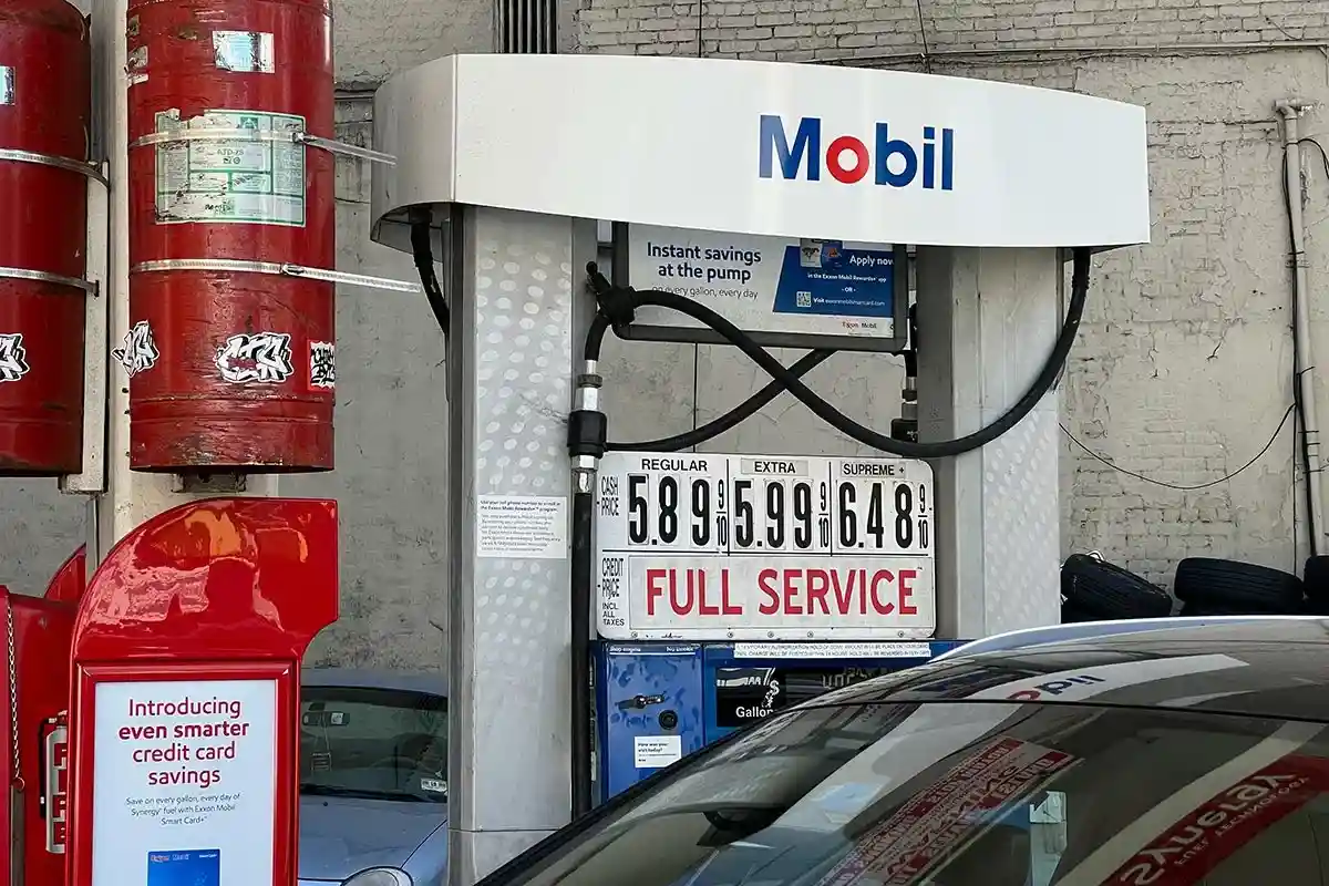 Сколько литр бензина в америке. Дешевый бензин. Галлон бензина в США 2022. 1 Галлон в литрах бензина в США. Бензин подорожал.
