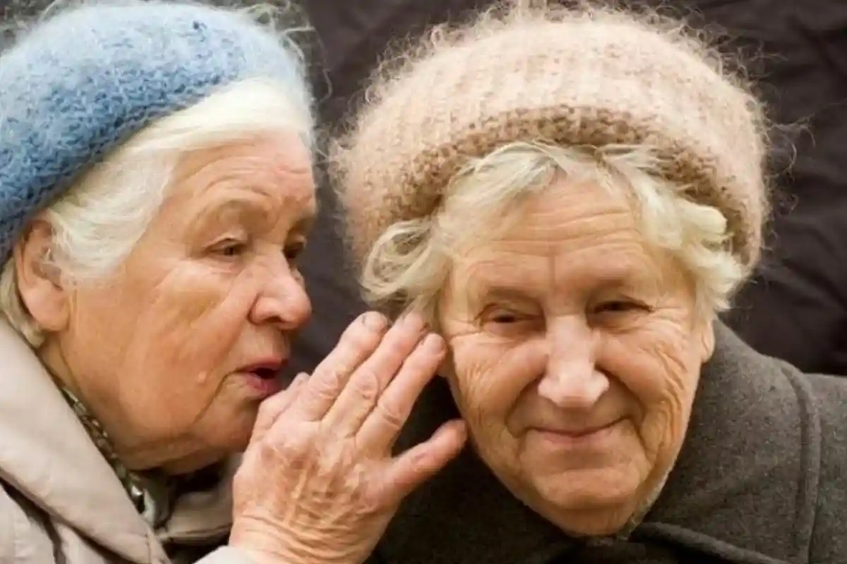Бабушки спорят. Две пожилые женщины. Бабушки Сплетницы. Старухи Сплетницы. Пенсионеры.