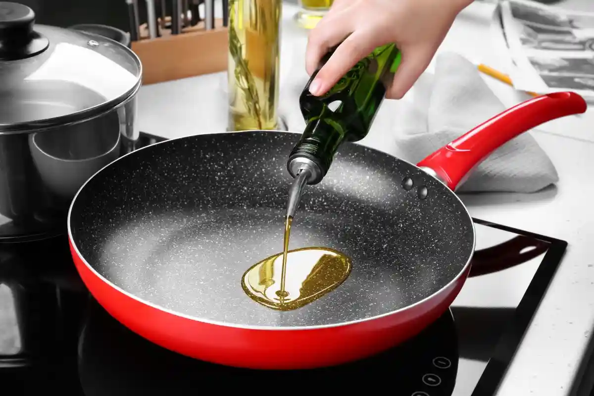 Брызгает масло на сковороде что делать. Сковородка с маслом. Оливковое масло на сковороде. Растительное масло на сковородке. Капля масло на сковороде.