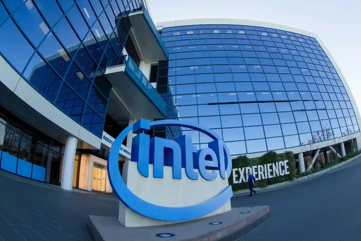 Intel приостановила деятельность в России