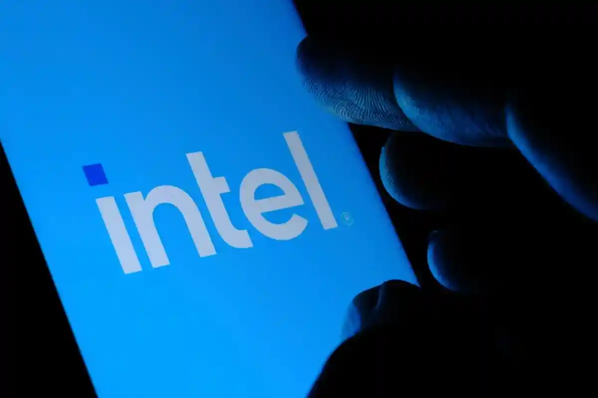 Intel приостановила деятельность в России. Фото: Ascannio / shutterstock.com