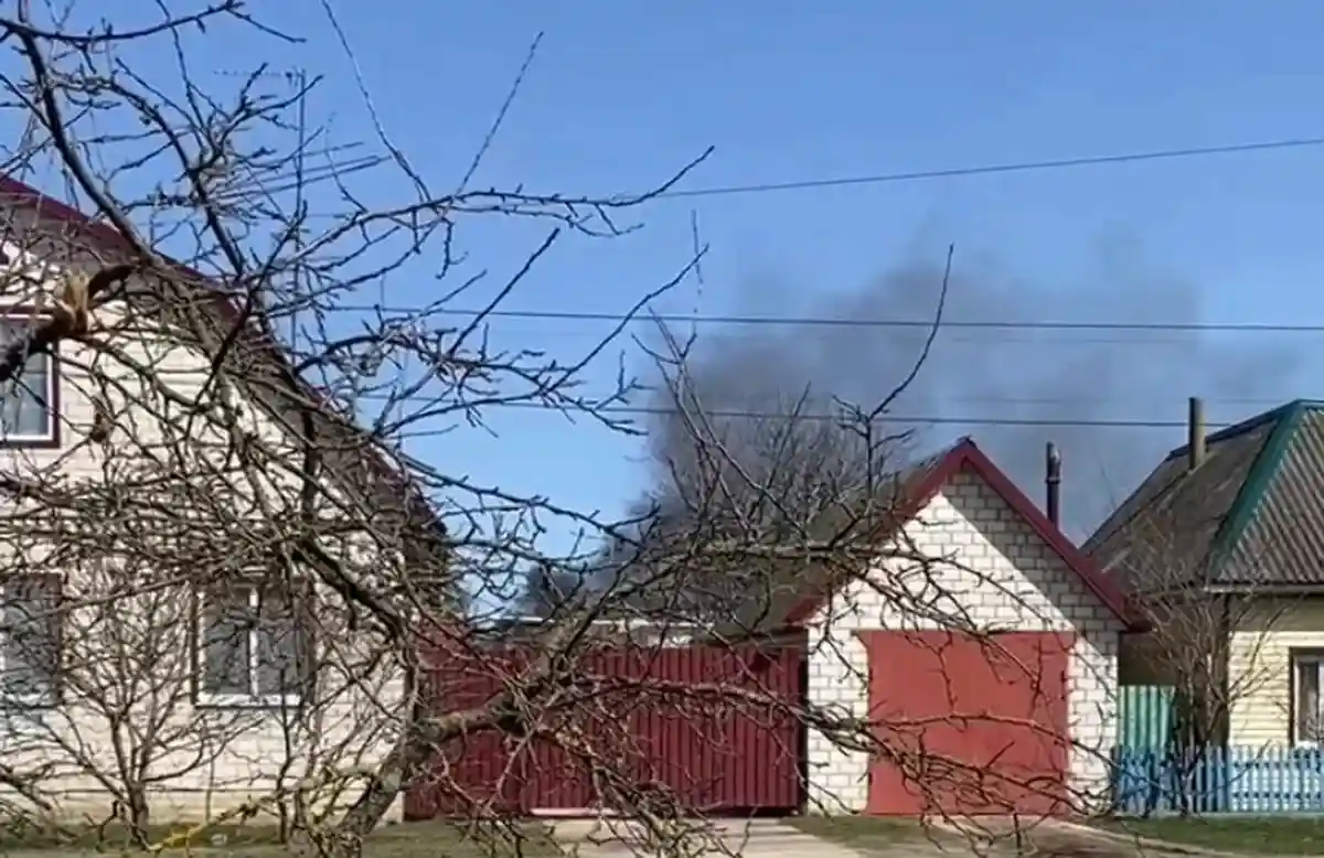 Стрелявшая в брянске фото. Обстрел поселка в Брянской области. Обстрел домов в Брянской области. Обстрел жилых домов в Климово. Обстреляли дома в Брянске.