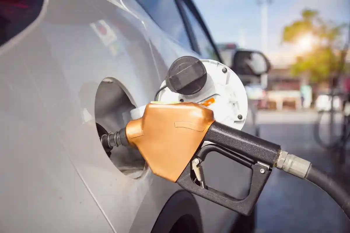 Министерство финансов: ставка налога на бензин снижена на 29,55 цента за литр, а на дизельное топливо – на 14,04 цента. Фото: noPPonPat / Shutterstock.com