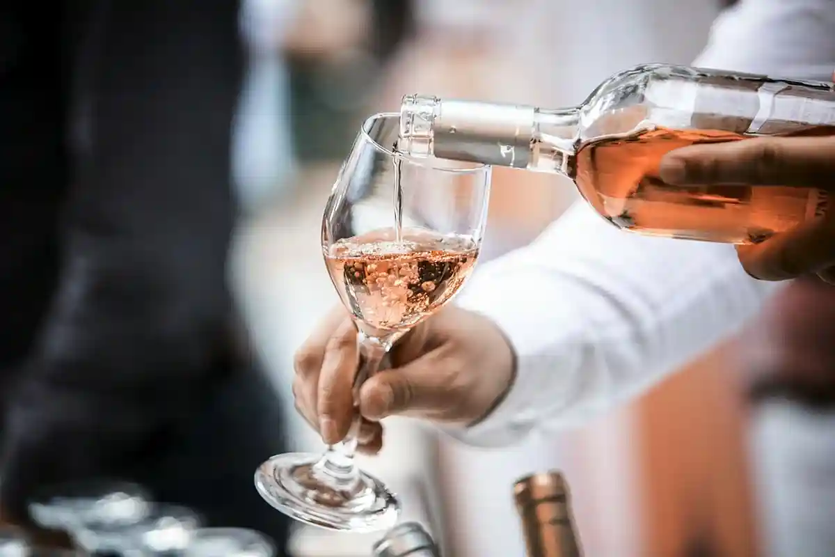 Жюри выбрало по десять розовых вин и десять игристых вин, которые доступны для открытой дегустации на стенде DWI-ProWein в зале 1 (E120). Fenea Silviu / shutterstock.com