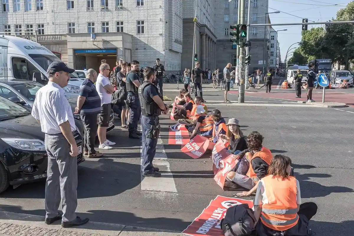 Движение последних. Протесты в Берлине. Экоактивисты в Берлине. Отношения с полицейским.