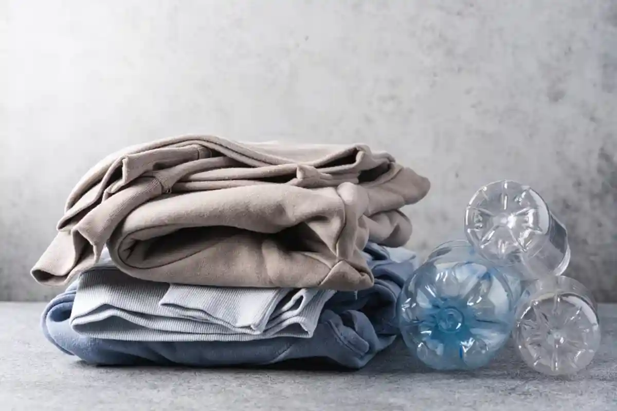 Из переработанного пластика делают одежду, обувь, сумки и прочие аксессуары. Фото: Shutterstock