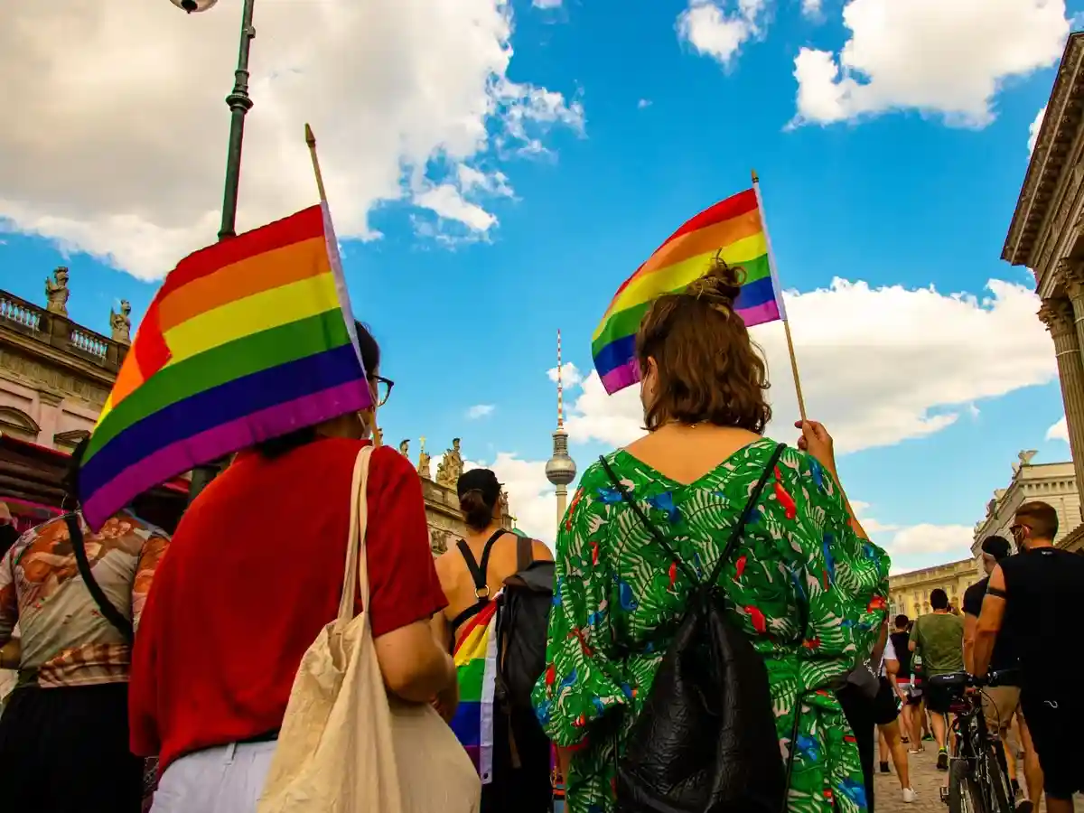 ЛГБТ-флаг подняли над Рейхстагом в честь парада Christopher Street Day (CSD). Фото: Mummert-und-Ibold / Shutterstock.com