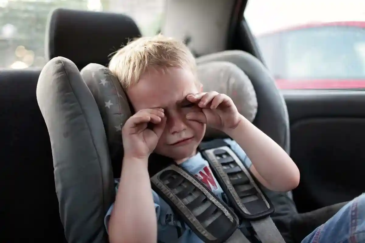Ребенок в автомобиле в жару: можно ли разбить окно