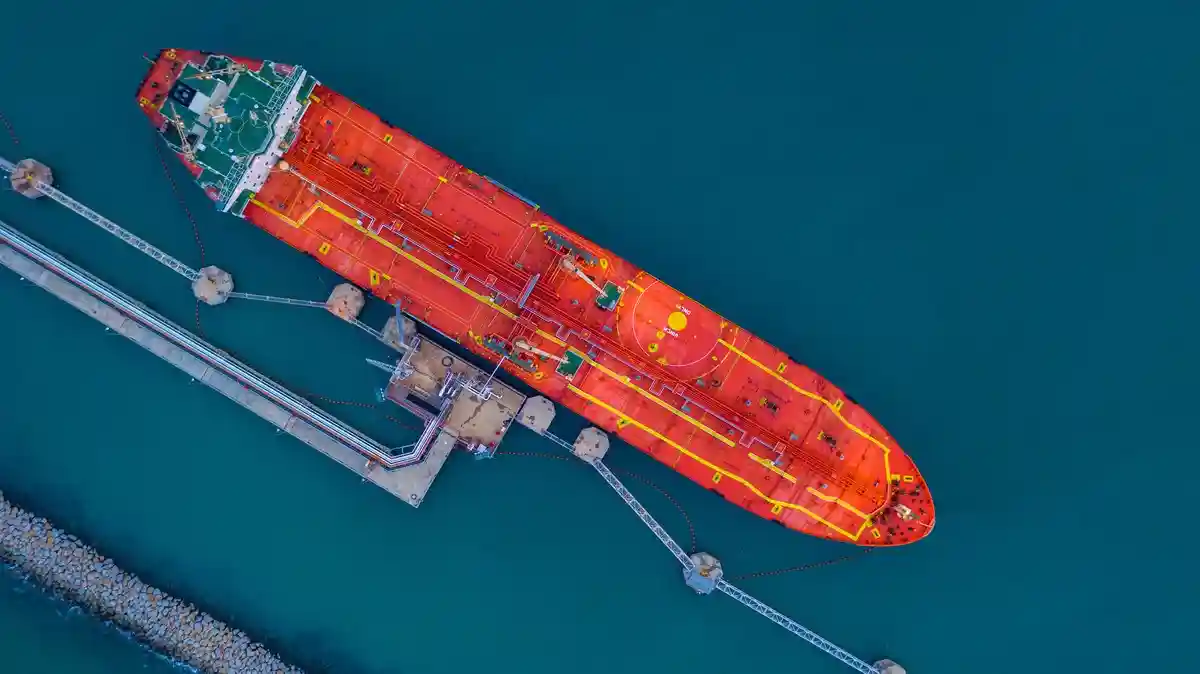 Два новых терминала по регазификации: Промышленный танкер в порту. Фото: Avigator Fortuner / shutterstock.com