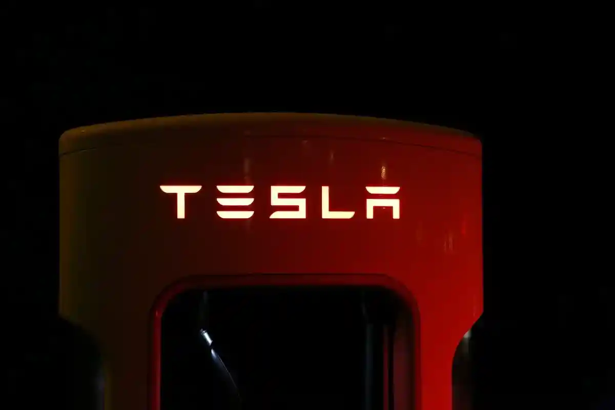 Tesla обвинили