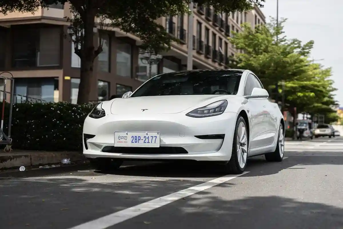 Компанию Tesla обвинили в ложных заявлениях о функциях "Автопилота". Фото: SCREEN POST / Pexels.com