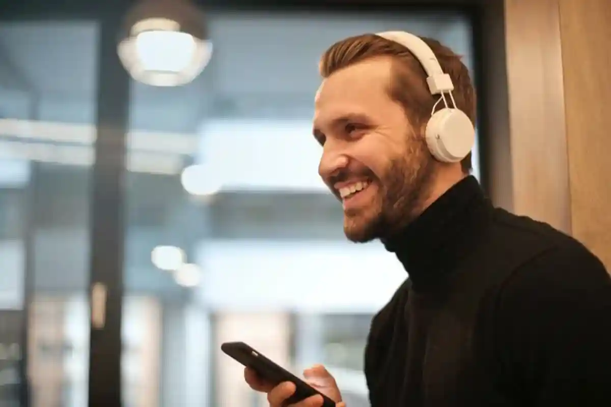 Jovem usando o celular em viagem com chip internacional