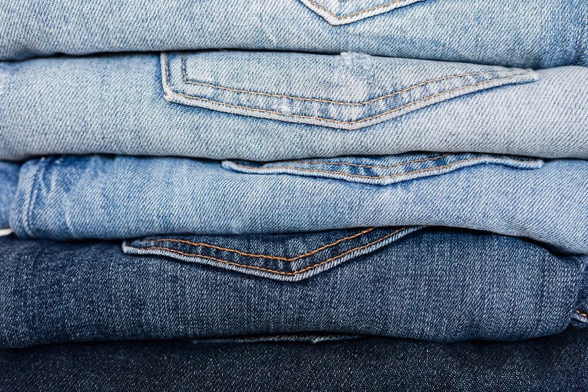 Рекомендуется стирать джинсы как можно реже. Фото: Karolina Grabowska / pexels.com