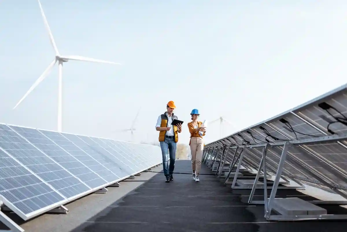 Солнечные панели в ЕС сэкономили 29 млрд евро. Фото: RossHelen / Shutterstock.com