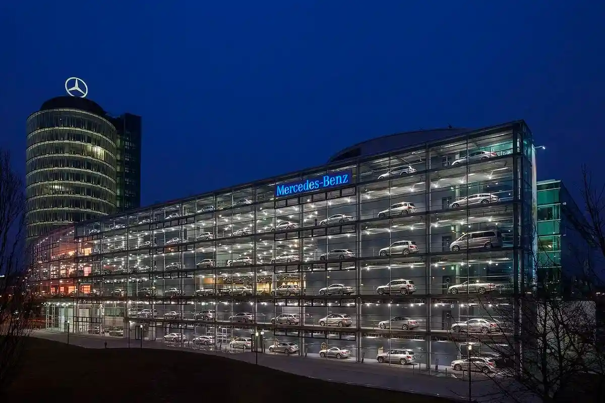 Зарплаты в Mercedes-Benz: глава дилерского центра в Мюнхене зарабатывает больше 100 000 евро в год. Фото: Diego Delso / wikimedia.org