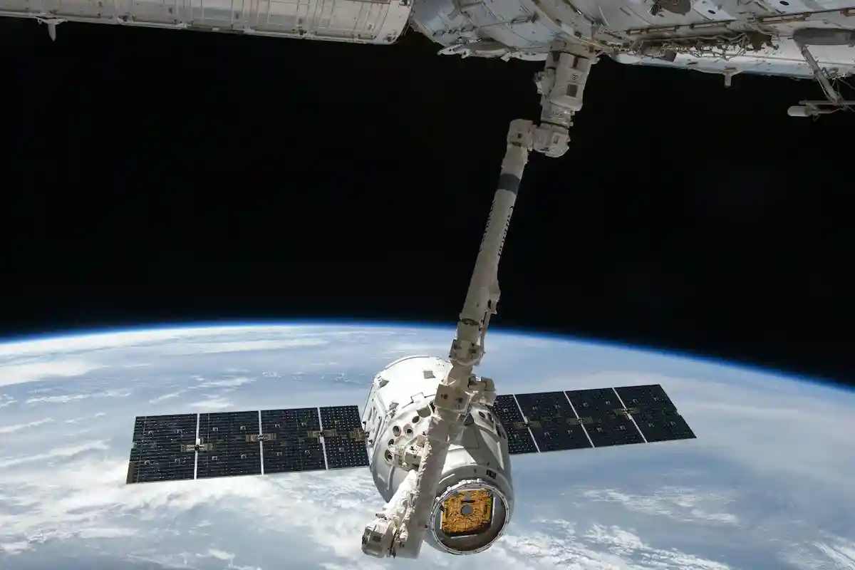 Четыре астронавта возвращаются домой с МКС. Фото: SpaceX / www.pexels.com