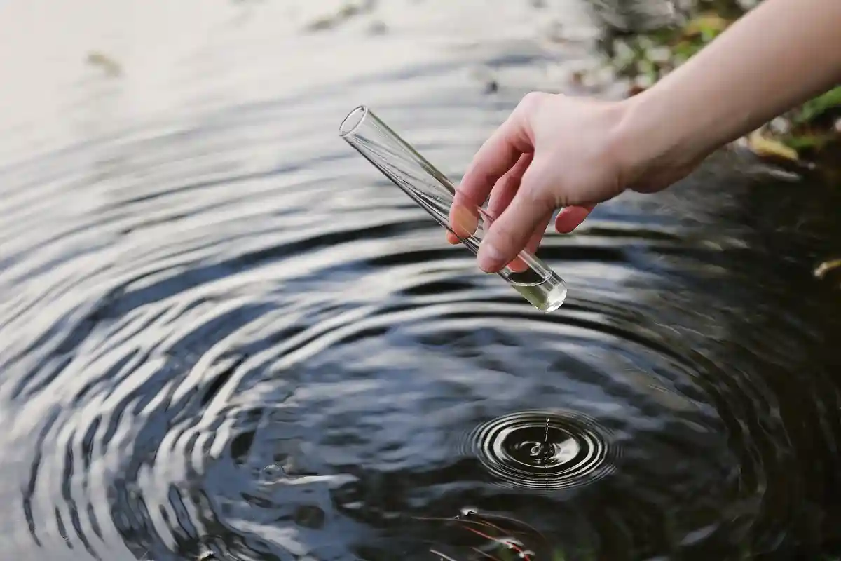 Собирается вода. Собрать воду. Зарядить воду руками. Техника воды руками. Собирают воду с ткани.