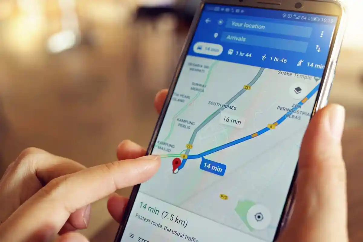 Ограничения скорости в картах Google: что не знают водители. Фото: AngieYeoh / Shutterstock. 