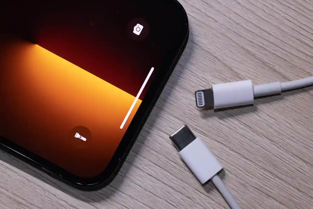 Iphone 15 зарядка. Зарядка юсб Лайтнинг. Айфон 8 зарядка. USB C Lightning. Порт Lightning.