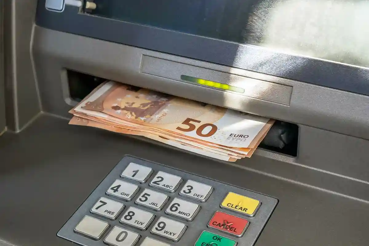 Снятие наличных. Терминал псб. Atm keeper. Деньги из банкомата. Банковская карта.