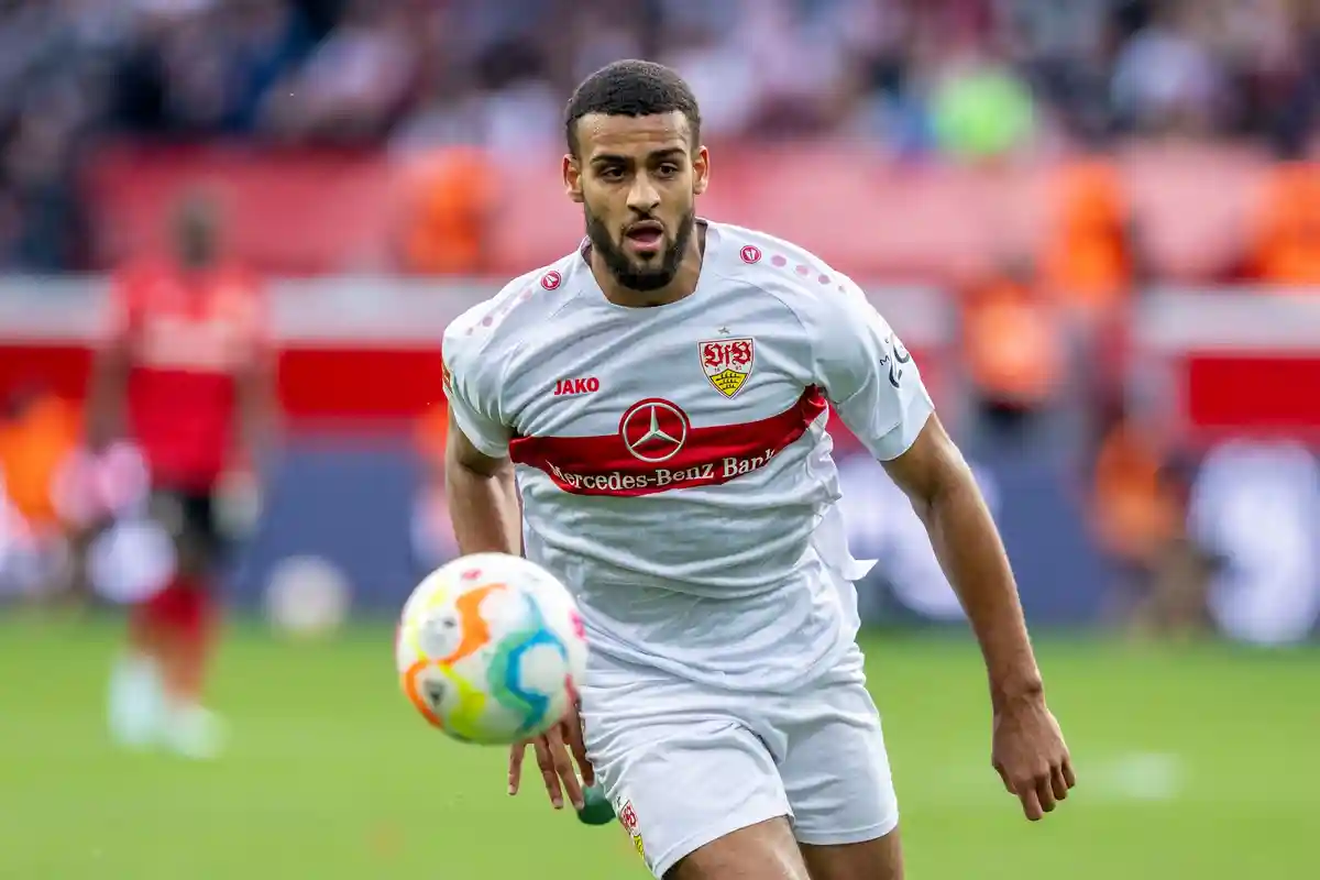 Национальный игрок Ваньоман на скамейке запасных в VfB